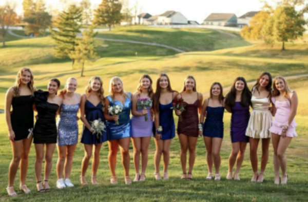 A group of freshmen: Alexis Steinhouser, Layla Zepf, Bailee Class, Carson Jacobs, Morgan Janosick, Mckinley Jones, Sunnie Graft, Kate Class, Charlotte Agin, Sammy David, Gabby Newfarth, and Maren Orme pose for a group photo for homecoming. (Photo taken by Lindsey Steinhouser) 
